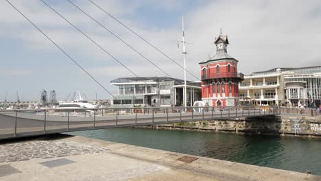 El-Puente-Giratorio-De-La-Torre-Del-Reloj-De-Ciudad-Del-Cabo-Comienza-A-Abrirse-Para-El-Tráfico-De-Embarcaciones