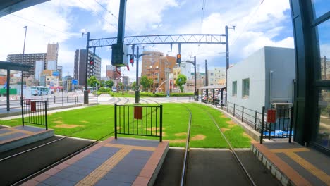 Tiro-Pov-De-Tranvía-En-Las-Vías-Que-Se-Mueven-A-Través-De-La-Ciudad-De-Kagoshima,-Japón