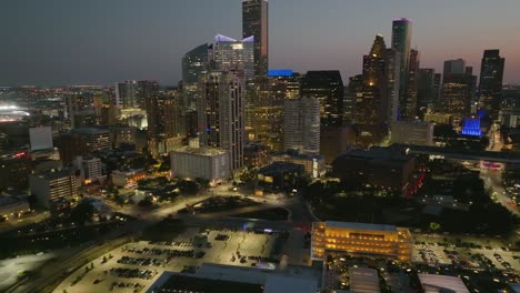 Vista-Aérea-Dando-Vueltas-Hacia-Rascacielos-En-El-Distrito-Central-De-Negocios-De-Houston,-Estados-Unidos