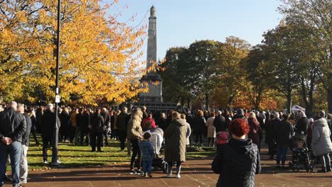 Multitud-Reunida-En-El-Cenotafio-Conmemorativo-Del-Parque-Del-Reino-Unido-Rindiendo-Respeto-Al-Servicio-Dominical-Del-Recuerdo