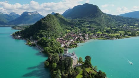 Chateau-Duingt-Und-Türkisfarbener-Hellblauer-See-Von-Annecy-In-Den-Französischen-Alpen---Antenne