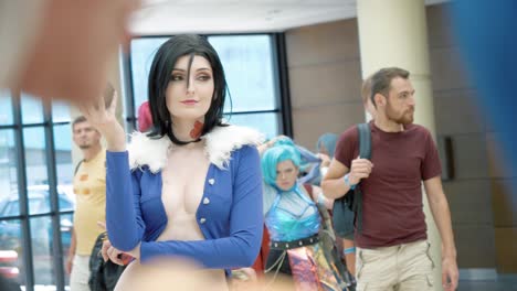 Einspielung-Einer-Verkleideten-Frau-Beim-Japanischen-Cosplay-Event-In-Paris,-Frankreich