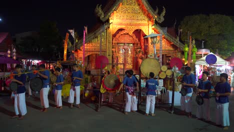 Gruppe-Junger-Männlicher-Darsteller-Im-Thailändischen-Tempel-Während-Der-Nacht