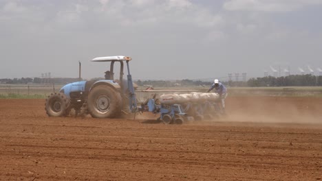 Dos-Agricultores-Sudafricanos-Plantan-Cultivos-Alimentarios-En-Un-Campo-Recién-Labrado