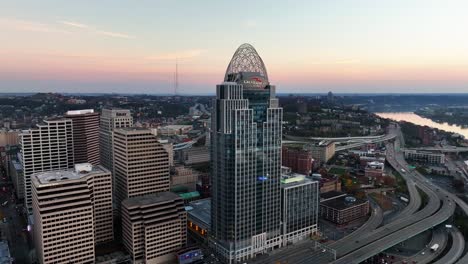 Vista-Aérea-Hacia-La-Gran-Torre-Americana,-Mañana-Soleada-En-La-Ciudad-De-Cincinnati,-Estados-Unidos