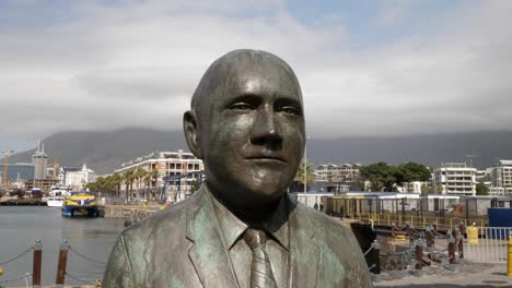 Primer-Plano-De-La-Estatua-Del-Premio-Nobel-Fw-De-Klerk-En-El-Puerto-De-Ciudad-Del-Cabo