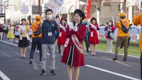 Linda-Dama-Japonesa-Bailando-En-El-Festival-Anual-De-Kagoshima-Ohara,-Japón