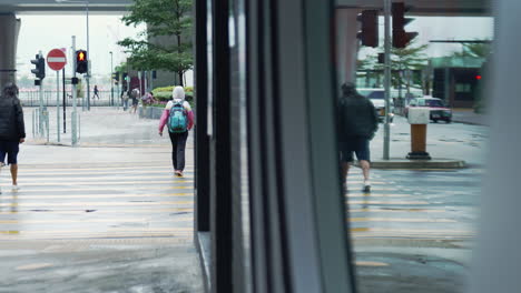 People-and-cars-crosses-on-the-road-in-Hongkong