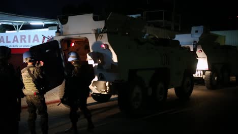 Unidad-De-Miembros-Armados-De-Las-Naciones-Unidas-En-Una-Misión-Junto-A-Un-Vehículo-Blindado-En-La-Calle-Por-La-Noche