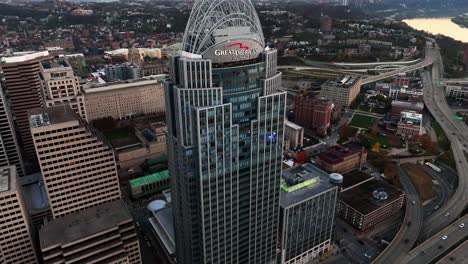 Vista-Aérea-Acercándose-A-La-Gran-Torre-Americana,-Amanecer-En-El-Centro-De-Cincinnati,-Ee.uu.---Levantamiento,-Inclinación,-Disparo-De-Drones