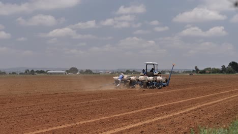 Afrikanische-Landwirte-Pflanzen-An-Einem-Sonnigen-Tag-Saatgut-In-Landwirtschaftsfeldern