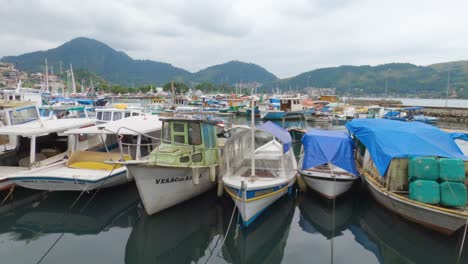 Angra-Dos-Reis,-Río-De-Janeiro,-Brasil---31-De-Octubre-De-2022-Barcos-Con-Bandera-Brasileña-Estacionados-En-El-Muelle-De-Santa-Luzia-En-Angra-Dos-Reis