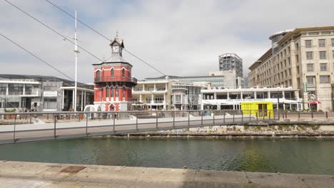 Se-Abre-El-Puente-Giratorio-En-La-Torre-Del-Reloj-Del-Puerto-De-Ciudad-Del-Cabo