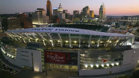 Vista-Aérea-Frente-A-La-Entrada-Del-Estadio-Paycor,-Vibrante-Puesta-De-Sol-En-Cincinnati,-Ee.uu.---Descendente,-Disparo-De-Drones