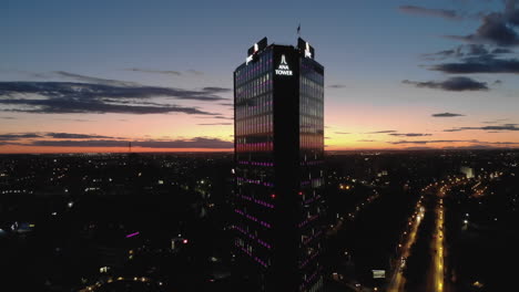 Edificio-De-Oficinas-Por-La-Noche,-Toma-Aérea,-Torre-Ana,-Bucarest,-Rumania