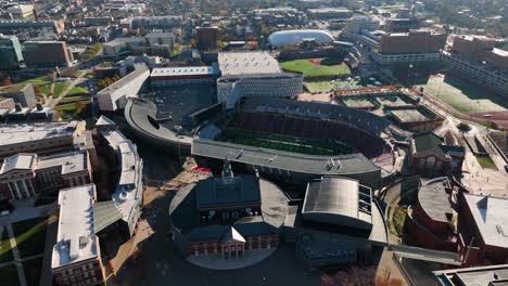 Luftaufnahme-Rund-Um-Die-Universität-Von-Cincinnati,-Sonnig,-Herbsttag-In-Den-Usa---Umlaufbahn,-Drohne-Erschossen