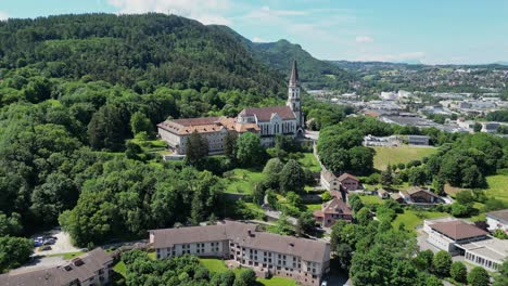 El-Monasterio-De-Annecy-Monastere-De-La-Visitation-En-Una-Colina-En-Los-Alpes-Franceses---Antena