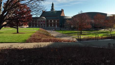 Vista-Aérea-Acercándose-Al-Corazón-Del-Campus-De-La-Universidad-De-Cincinnati,-Soleado,-Día-De-Otoño-En-Ohio,-Estados-Unidos