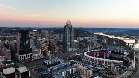 Vista-Aérea-Hacia-El-Gran-Parque-De-Béisbol-Americano-Y-La-Torre,-Atardecer-De-Otoño-En-Cincinnati,-Estados-Unidos