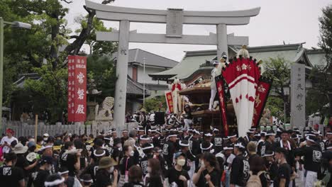 Kishiwada-Danjiri-Matsuri,-Hombres-Japoneses-Se-Preparan-Para-Tirar-Del-Flotador-A-Través-De-Osaka