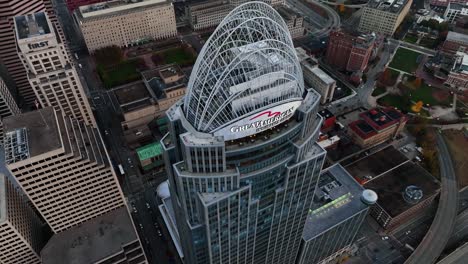 Aerial-view-in-front-of-the-Great-American-Tower,-sunny-morning-in-Cincinnati-city,-USA---reverse,-tilt,-drone-shot