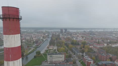 Una-Vista-Panorámica-Del-Lecho-Del-Río-Que-Separa-El-Casco-Antiguo-De-Klaipda-Del-Centro-De-La-Ciudad-En-Una-Mañana-Nublada-De-Otoño