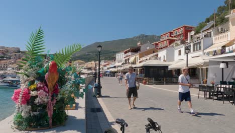 Gente-Caminando-Por-El-Paseo-Marítimo-De-Parga,-Grecia