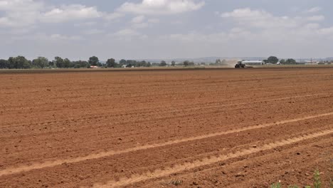 Tractor-Distante-Afloja-El-Suelo-Superior-Del-Campo-Del-Agricultor-Tirando-De-Una-Grada