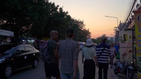 Gente-Caminando-En-La-Calle-Del-Mercado-Callejero-Al-Atardecer-En-Tailandia