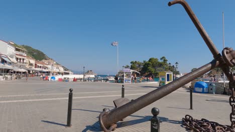 Ancla-Grande-En-El-Centro-De-La-Ciudad-De-Parga-Grecia-En-Un-Día-Soleado