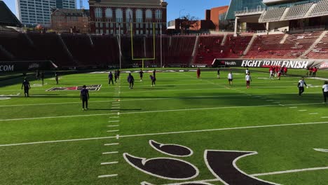 Vista-Aérea-Del-Entrenamiento-De-Los-Bearcats-Dentro-Del-Estadio-Nippert,-En-Cincinnati,-Ee.uu.---Seguimiento,-Disparo-De-Drones