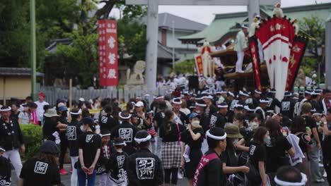 Japaner-Versammeln-Sich,-Um-Am-Kishiwada-Danjiri-Matsuri-Teilzunehmen