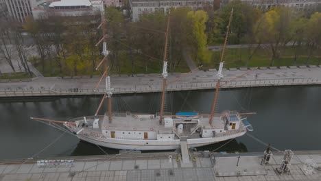 Una-Vista-Aérea-Del-Meridiano-Del-Velero-Con-Mástil,-Un-Símbolo-De-Klaipda,-Está-Amarrado-En-Los-Muelles-Del-Río-Danes-En-La-Ciudad-De-Klaipeda