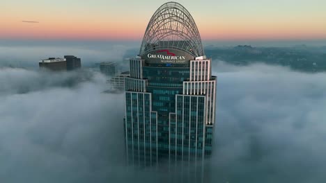 Vista-Aérea-Alrededor-De-La-Gran-Torre-Americana,-Amanecer-Brumoso-En-Cincinnati,-Ee.uu.---órbita,-Disparo-De-Drones