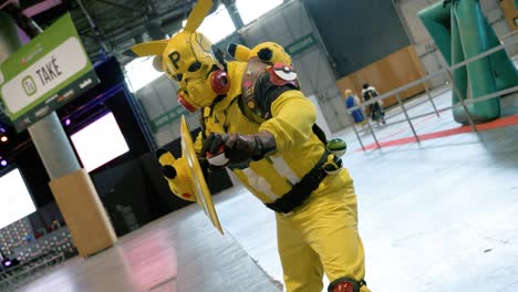 Toma-Cinematográfica-De-Una-Persona-Disfrazada-De-Pikachu-En-La-Expo-De-Japón