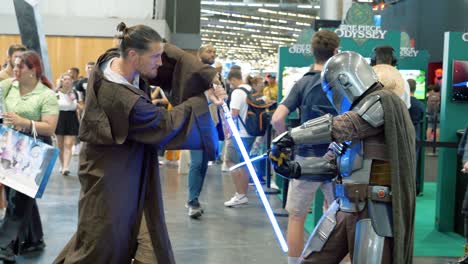 Mann-Verkleidet-Als-Anakin-Skywalker-Aus-Star-Wars-Auf-Der-Japanischen-Expo-In-Paris,-Frankreich