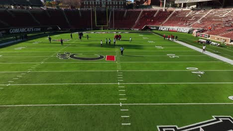 Vista-Aérea-De-Una-Práctica-Del-Equipo-Bearcats-Dentro-Del-Estadio-Nippert,-En-La-Universidad-De-Cincinnati,-Ee.uu.---Reversa,-Disparo-De-Drones