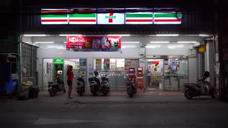 Vista-Frontal-De-7-11-De-La-Noche-En-Tailandia-Con-Bicicletas