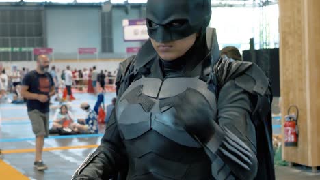 Zeitlupenfahrt-Von-Batman,-Der-Schläge-Auf-Der-Japan-Expo-2022-Schwingt