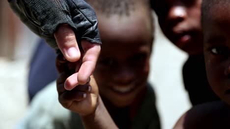 Die-Hand-Des-Soldaten-Mit-Taktischen-Handschuhen-Hält-Hand-Mit-Einheimischen-Kindern-In-Haiti