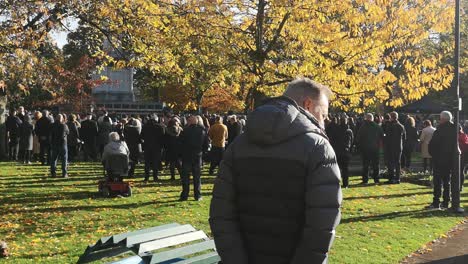 Reunión-De-La-Comunidad-En-El-Cenotafio-Conmemorativo-Del-Parque-Del-Reino-Unido-Rindiendo-Respeto-Al-Servicio-Dominical-Del-Recuerdo