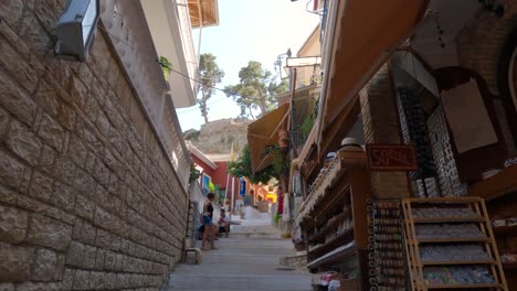 Ruhige-Szene-Der-Steilen-Gasse-Mit-Souvenirläden