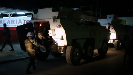 Soldados-De-La-Onu-Subiendo-A-Un-Transporte-De-Personal-En-La-Noche,-Misión-De-Mantenimiento-De-La-Paz