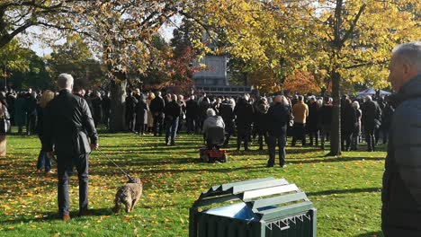 Reunión-Pública-En-El-Cenotafio-Conmemorativo-Del-Parque-Británico-Rindiendo-Respeto-Al-Servicio-Dominical-Del-Recuerdo