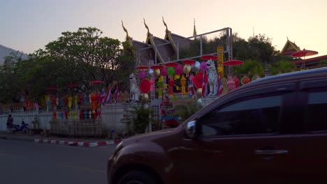 Frontalansicht-Des-Wat-Phra-Singh-Mit-Bunten-Yi-Peng-Laternen