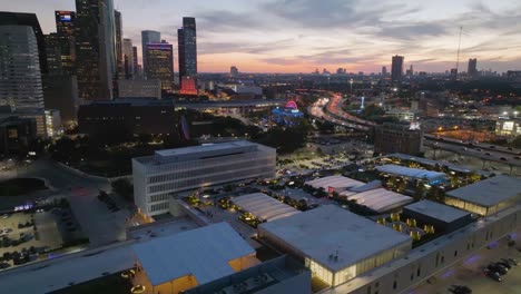 Vista-Aérea-Sobre-El-Parque-Urbano-En-La-Azotea-Y-La-Granja-Orgánica-Sostenible-En-La-Parte-Superior-Del-Centro-Cultural-Post-Houston,-Atardecer-En-Texas,-Ee.uu.