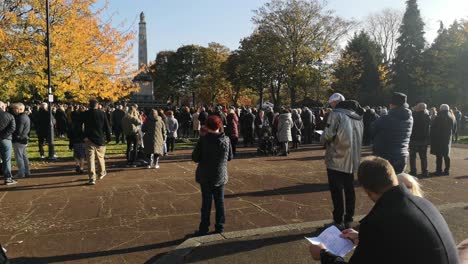 Multitud-Rindiendo-Respeto-Reuniéndose-En-El-Cenotafio-Conmemorativo-Del-Parque-Británico-En-El-Servicio-Dominical-Del-Recuerdo