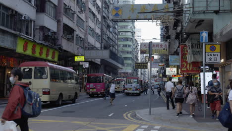 Escenas-De-La-Vida-De-La-Calle-Del-Mercado-Y-Una-Fila-De-Puestos-En-Hong-Kong