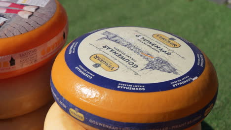 Variedad-De-Queso-A-La-Venta-En-El-Mercado-De-Queso-Gouda-En-Los-Países-Bajos