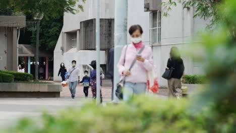 Peatón-Caminando-En-La-Ciudad-Usando-Máscara-Toma-Estática-De-Personas-Asiáticas